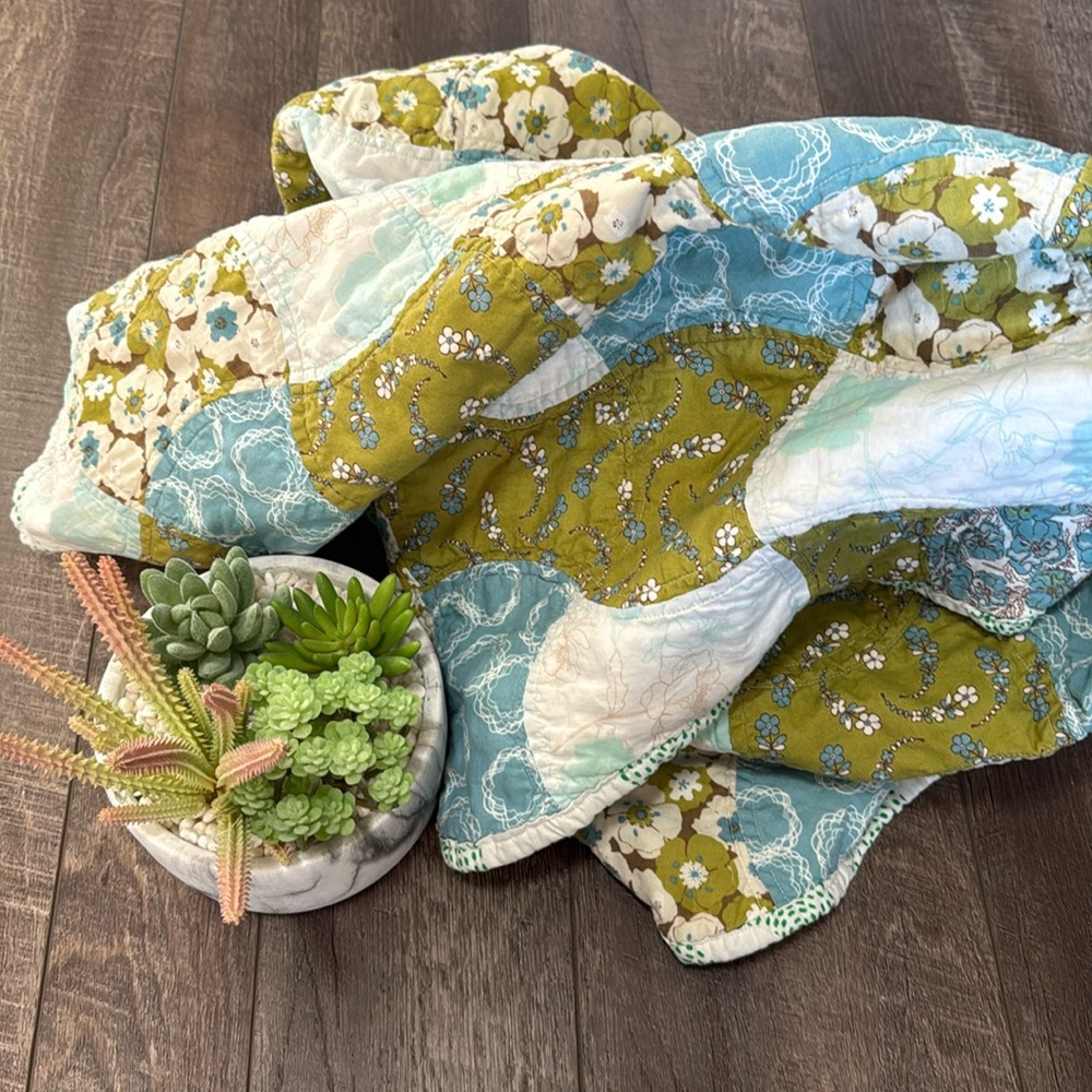 NWT blue and green apple core quilt
